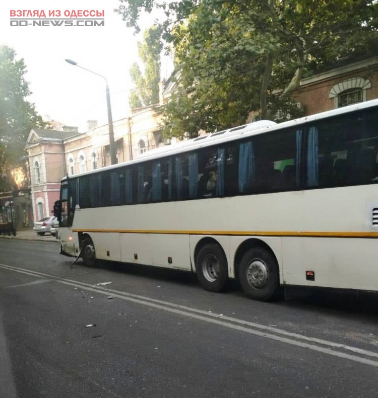 В Одессе иномарка пошла на таран с рейсовым автобусом
