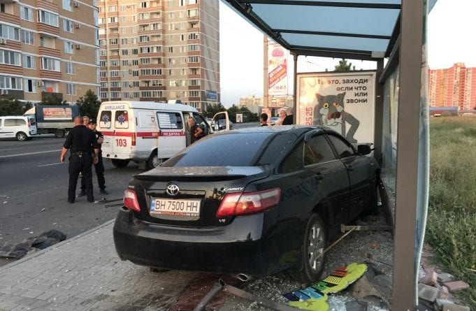 Под Одессой машина врезалась в остановку