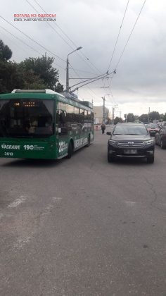 В Одессе эвакуировали джип, мешавший проезду троллейбусов