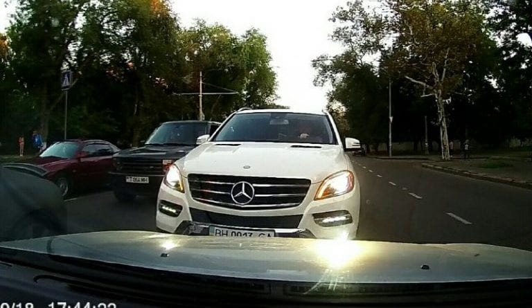 В Одессе автохам заставил водителей понервничать