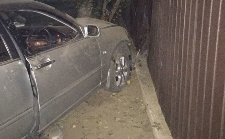 В Одесской области водитель протаранил забор частного дома