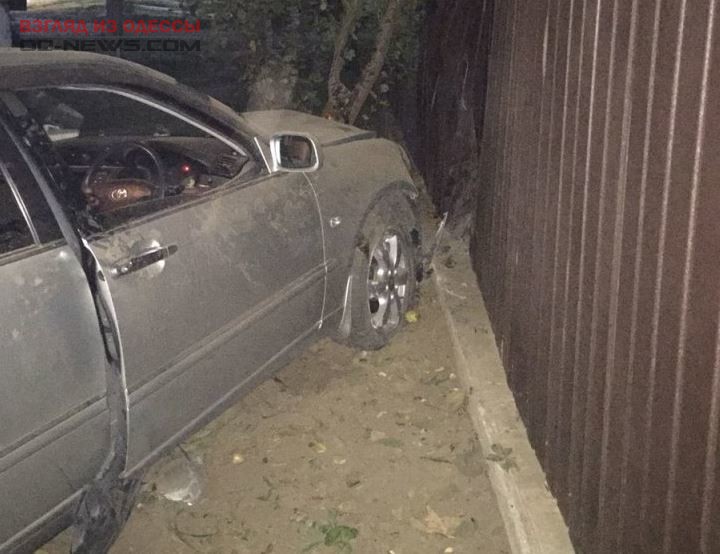 В Одесской области водитель протаранил забор частного дома