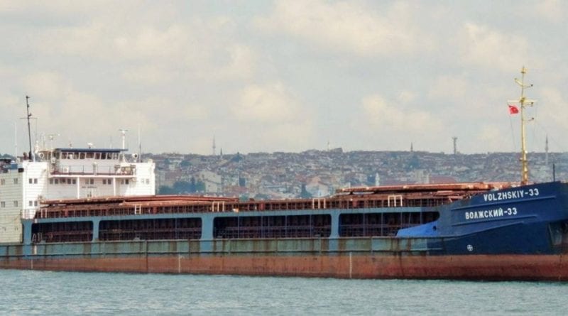 Аварийное судно с истощенным экипажем застряло вблизи Одессы