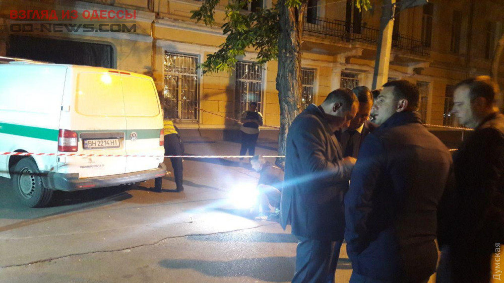 На фото перед вами одесские они атаковавшие. Обстрелянная машина инкассаторов. Ограбление в Баку инкассаторов сегодня.