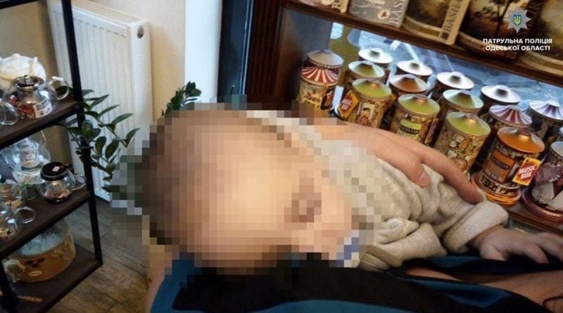 В Одессе прохожий спас младенца от пьяных родителей