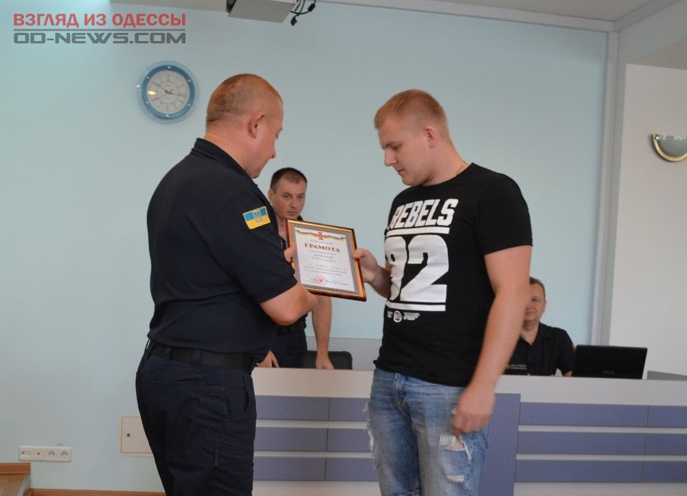 В Одессе наградили героев, спасших людей из горящего трамвая