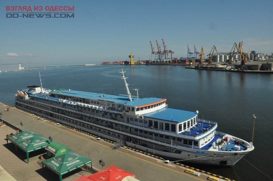 В Одессу прибыл круизный лайнер река-море