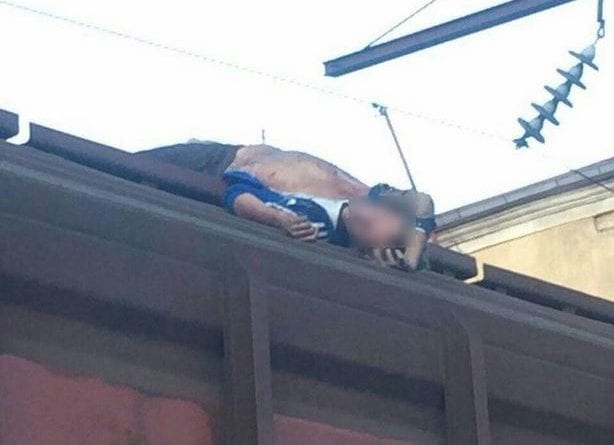 В Одессе на крыше вагона обнаружено тело подростка