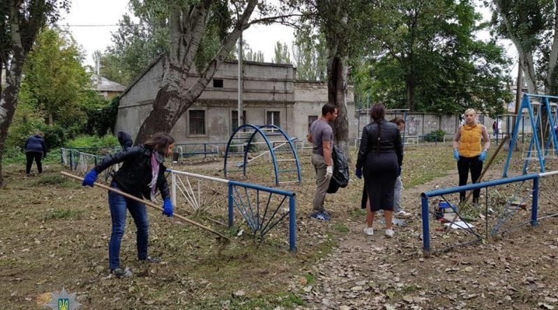 В Одессе работники полиции облагородили детскую площадку на Пересыпи