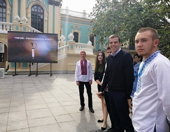 Президент Украины наградил юных одесситов за спасение детей из пожара в "Виктории"