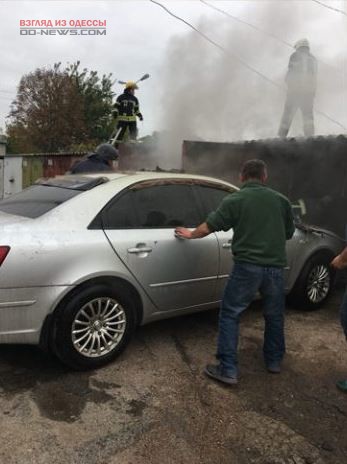 В Одессе загорелись сразу несколько автомобилей