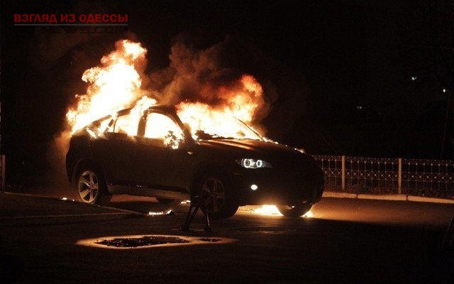 В Одессе спасали ряд машин от огня