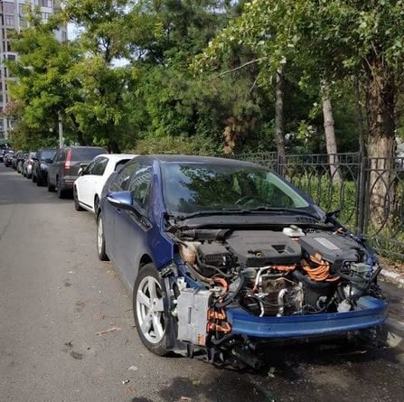 В Одессе практически полностью разобрали припаркованное авто