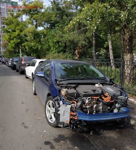 В Одессе практически полностью разобрали припаркованное авто