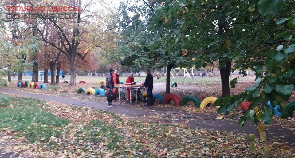 В Одессе возле школы у человека прихватило сердце