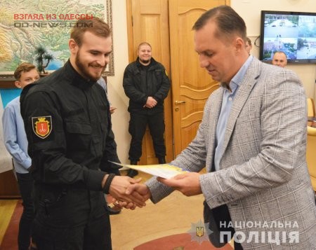 Главный полицейский Одессы вручил награды активистам1