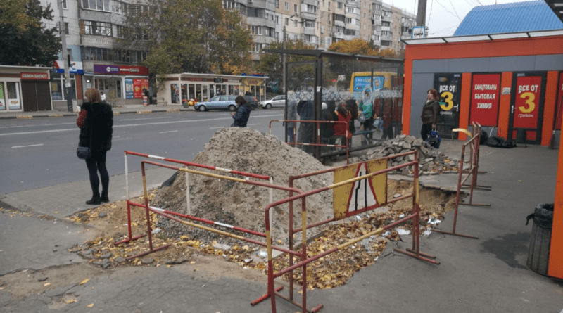 В Одессе ямы мешают пешеходам на Таирово