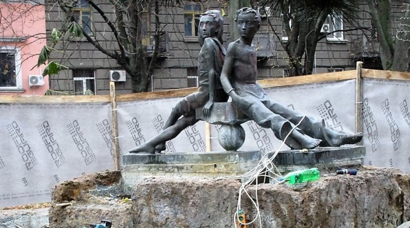 В Одессе начали реконструкцию скульптуры «Пете и Гаврику»