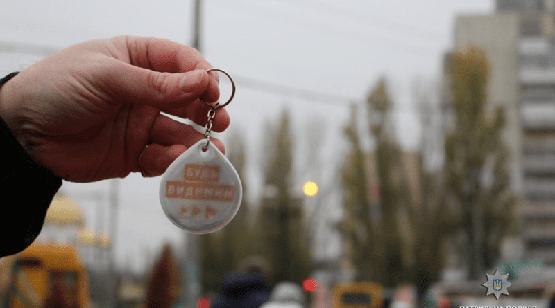 В Одессе патрульные подарили детям фликеры