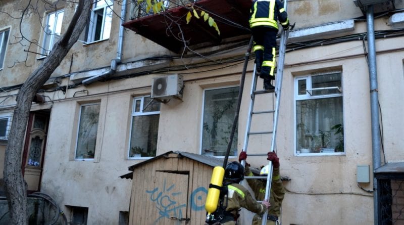Днем в центре Одессы горел дом
