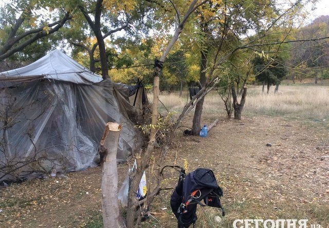 В Одессе женщина жила в самодельном шалаше с больным ребенком