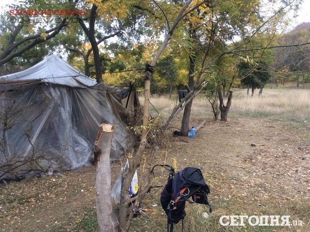 В Одессе женщина жила в самодельном шалаше с больным ребенком