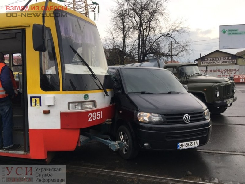 В Одессе микроавтобус столкнулся с трамваем: подробности
