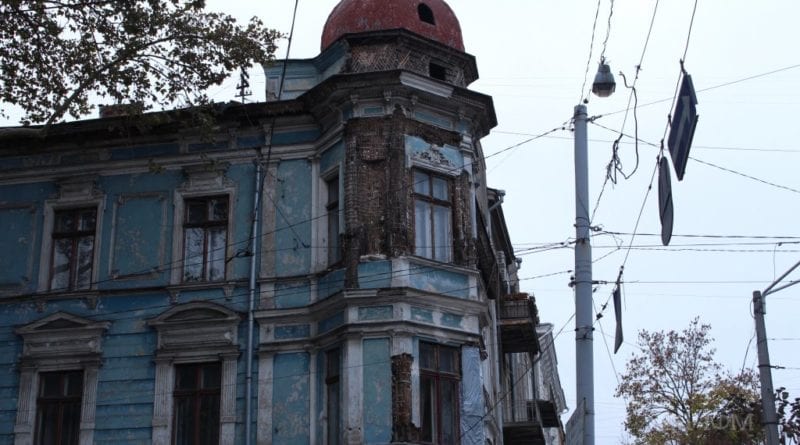 В Одессе с фасадов зданий снимают опасный декор