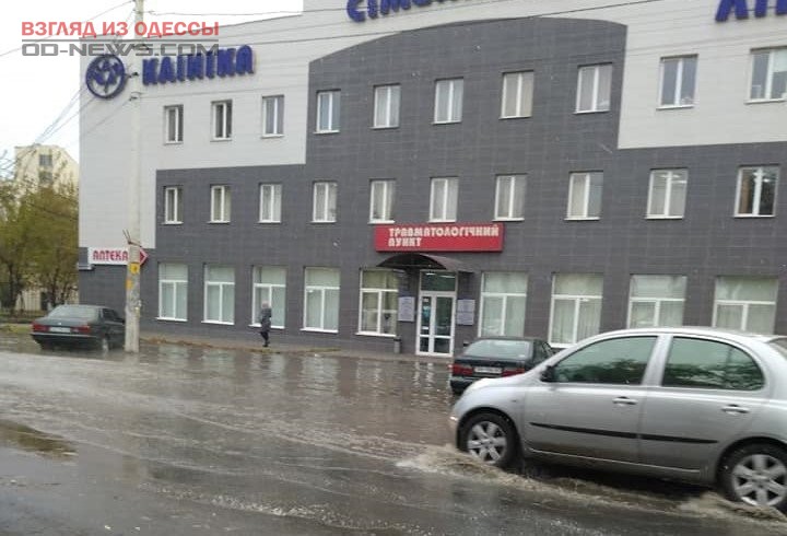 В Одессе из-за аварии канализации затопило улицу