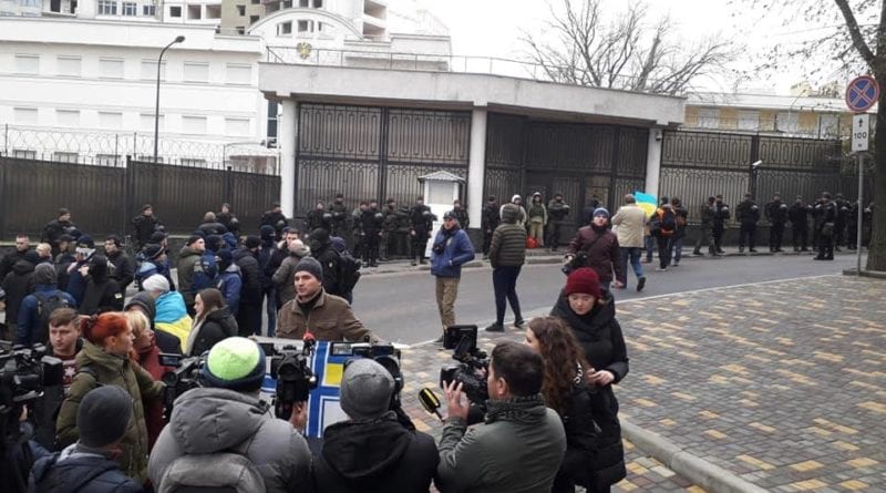 Собравшиеся у консульства одесситы требуют немедленно закрыть представительство РФ в Одессе