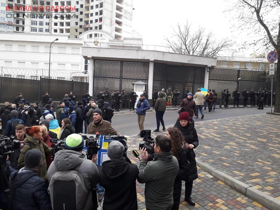 Собравшиеся у консульства одесситы требуют немедленно закрыть представительство РФ в Одессе