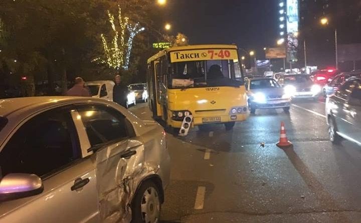В Одессе произошло ДТП с маршруткой: пассажирку госпитализирован