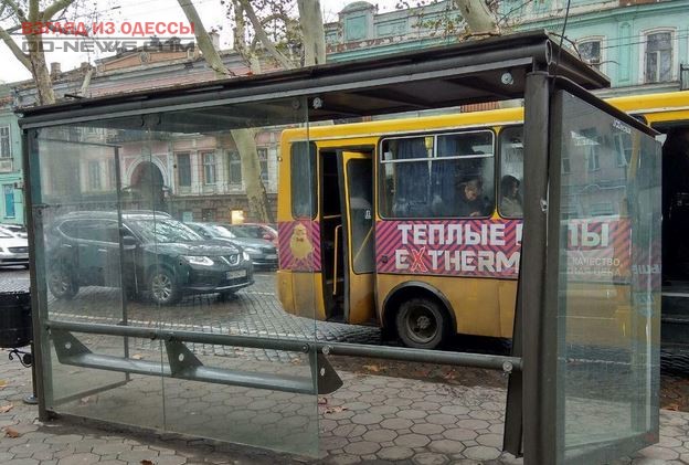 В центре Одессы протаранили остановку общественного транспорта