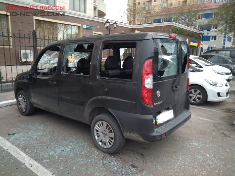В Одессе припаркованный автомобиль оставили без стекол