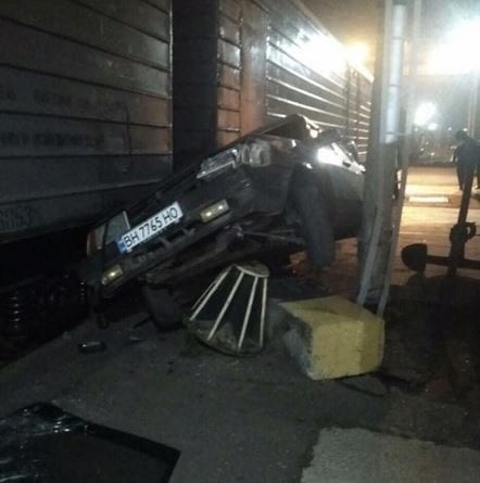 В Одесской области автомобиль врезался в железнодорожный состав