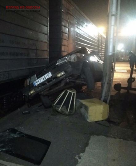 В Одесской области автомобиль врезался в железнодорожный состав