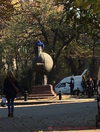 Одесситка согнала гостей города с памятника