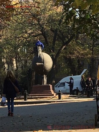 Одесситка согнала гостей города с памятника