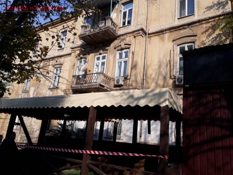 Одессит пострадал от падения с аварийного балкона