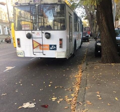 В Одессе старушка выпала из троллейбуса