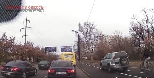 В Одессе водитель выскочил на велодорожку