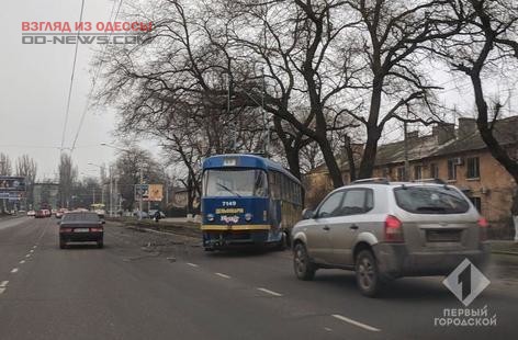 В Одессе с рельс сошел трамвай
