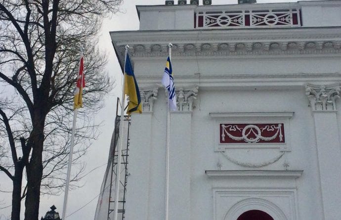 Одесса поддерживает моряков: на Думской поднят флаг ВМС Украины