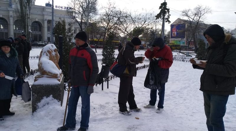 В Одессе на Привокзальной площади на выходных кормят бездомных