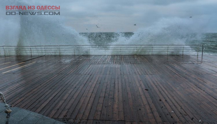 В Одессе море неспокойно: штормовое предупреждение