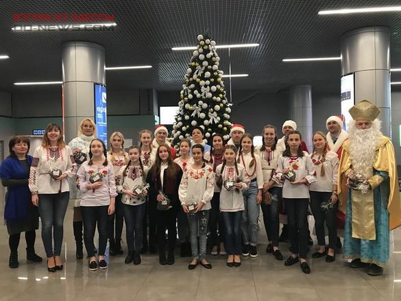 В международном аэропорту в Одессе пассажиров встречал Святой Николай