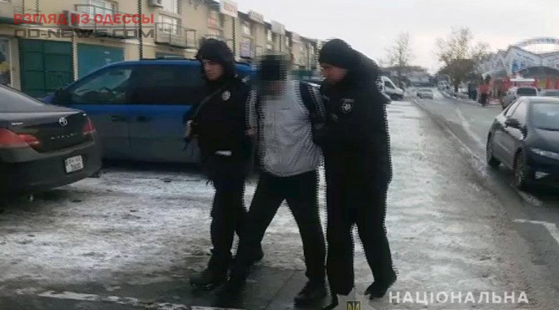 В Одессе подозреваемый в процессе задержания на правоохранителя
