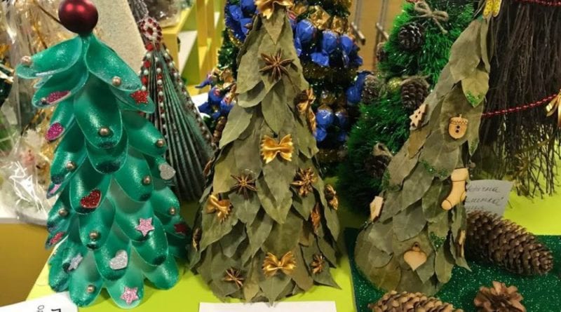 В Одессе школьники устроили выставку самодельных елок
