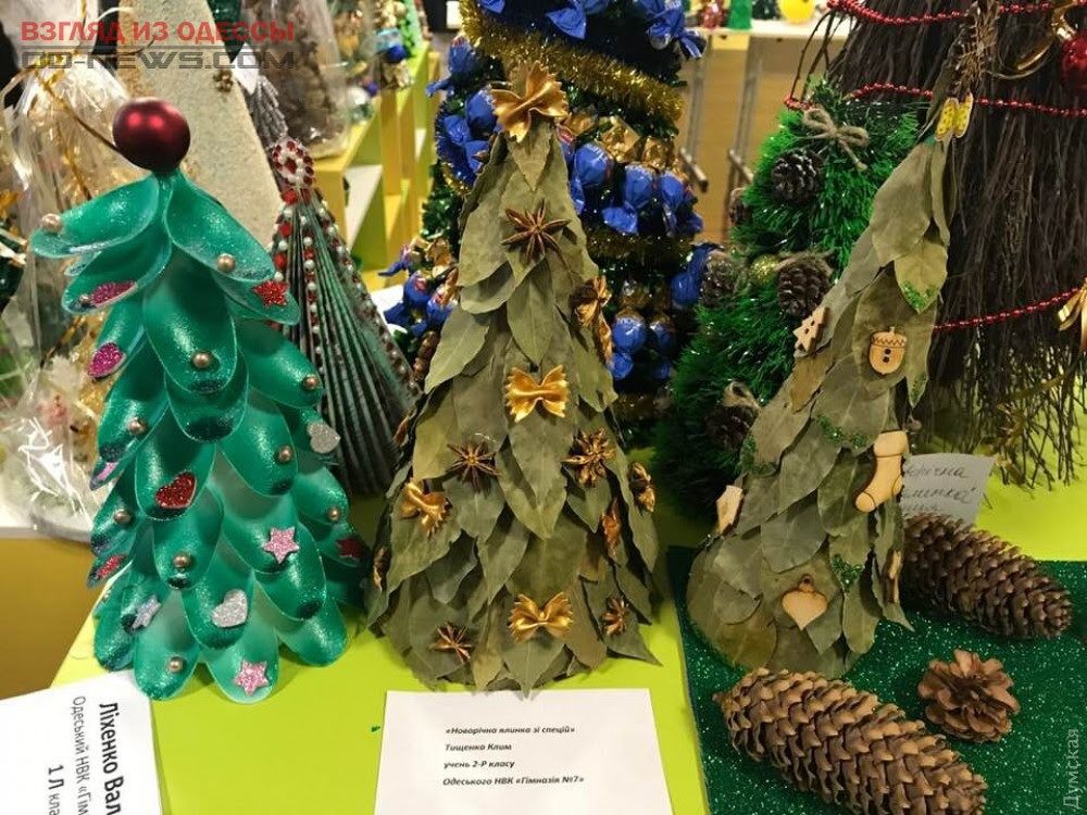 В Одессе школьники устроили выставку самодельных елок