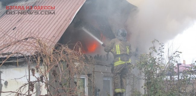 При тушении пожара в Одессе пострадал спасатель